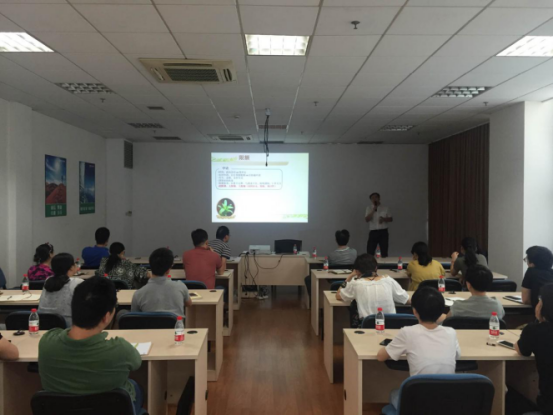 保險專家為業(yè)務(wù)員作“出口信用險業(yè)務(wù)”培訓