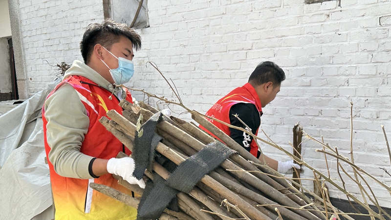 讓老人生活更“亮堂” 濟(jì)寧華都公益小隊(duì)幫助困難老人打掃衛(wèi)生